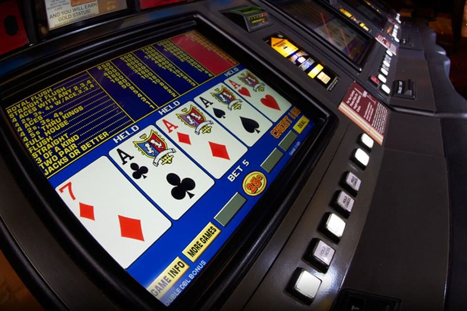 Ban đầu Video Poker chỉ có dạng máy, đặt tại sòng bạc